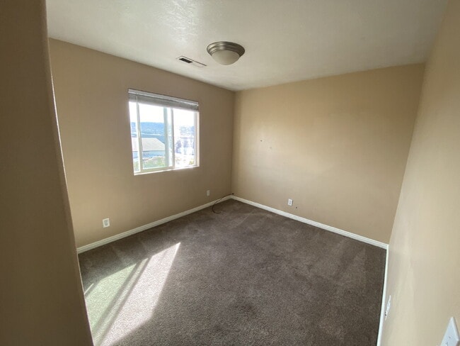 Building Photo - Spacious 3-Bedroom Townhouse in Saint George with Modern Comforts