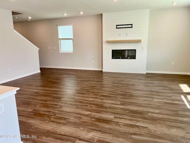 Building Photo - 14750 Cashew Ave