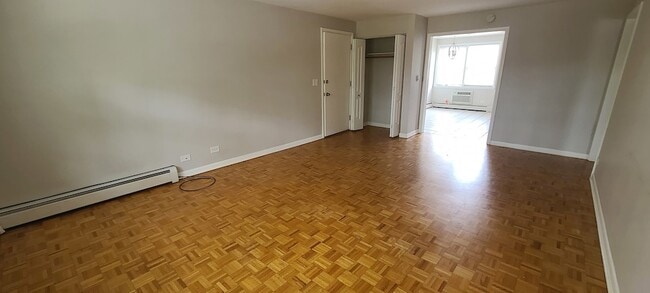 Building Photo - 1500 W Touhy Ave