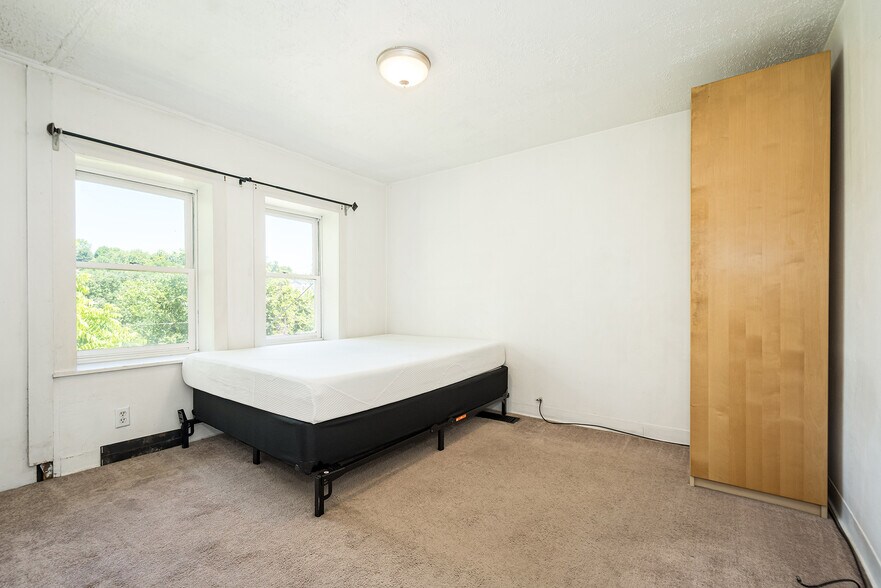 Building Photo - 1004 College Ave