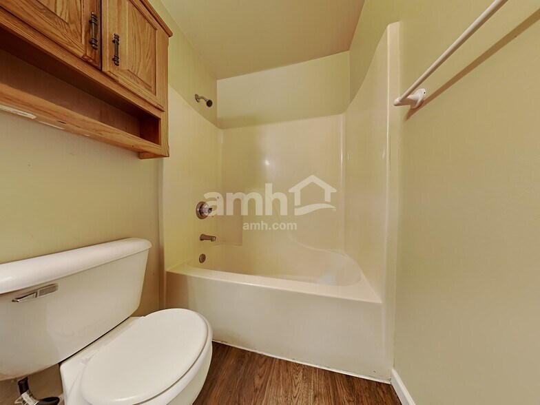 Building Photo - 641 NW Meadows Dr