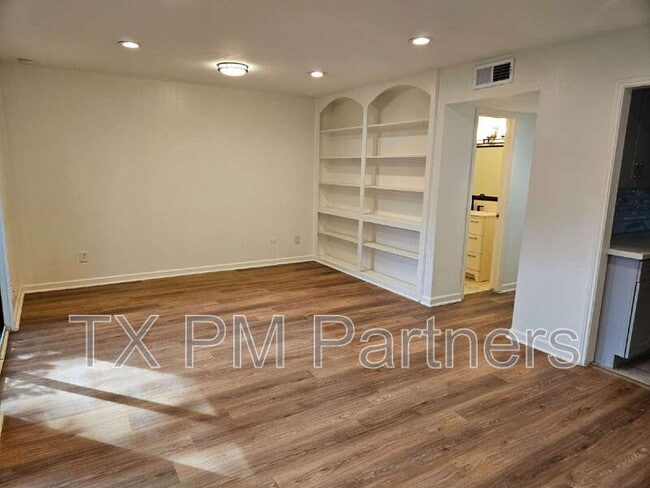 Building Photo - 500 N Post Oak Ln