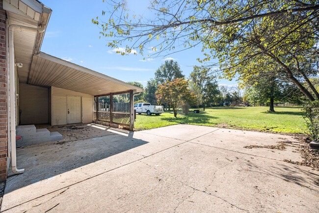 Building Photo - 2 Bedroom 1 Bath located on Veterans Parkw...