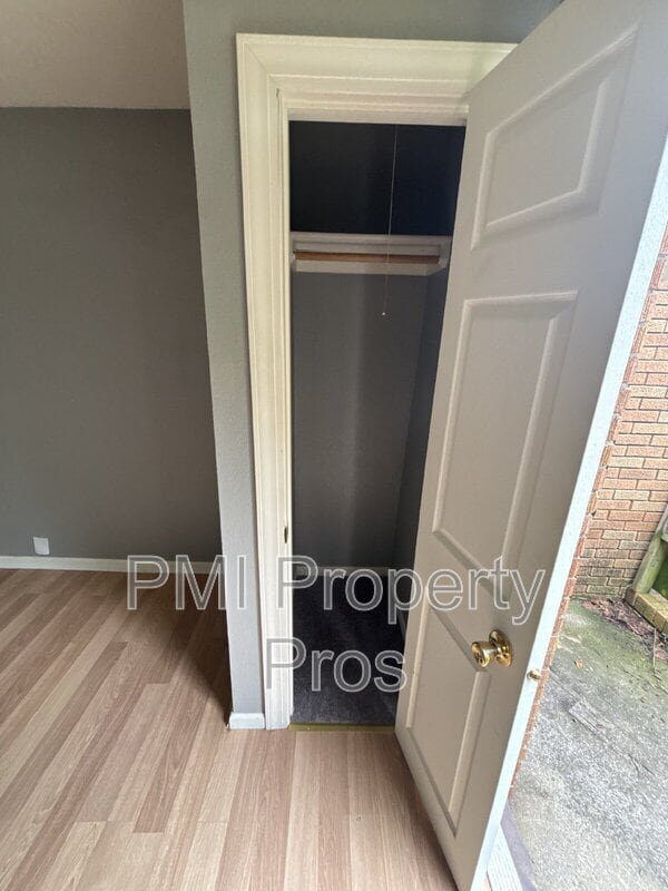 Building Photo - 6712 W Villard Ave