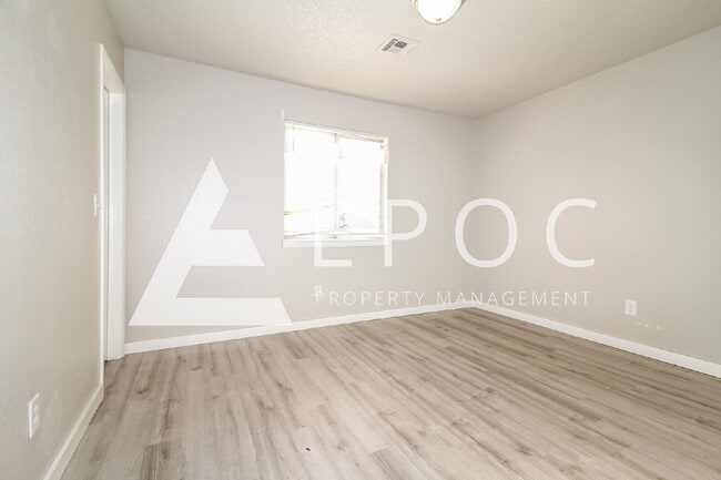 Building Photo - 409 Woodland Dr