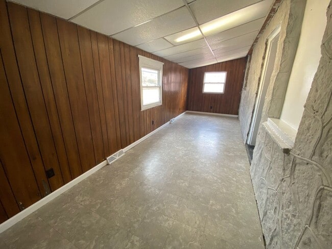 Building Photo - Private Charming Home