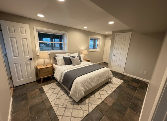 Building Photo - Spacious 5-Bedroom Bi-Level on a Quiet Cul-de-Sac!