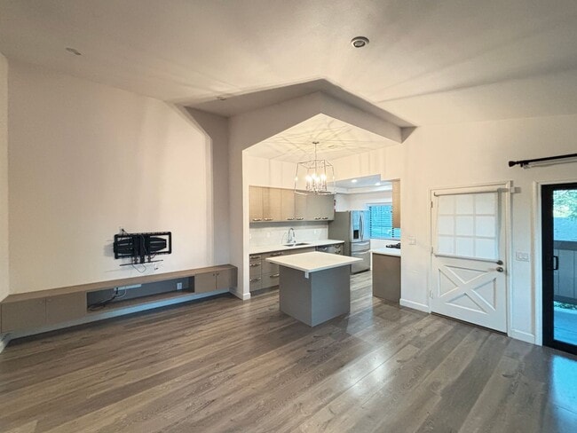 Building Photo - Beautiful 2 Bedroom 2 Bath Condo