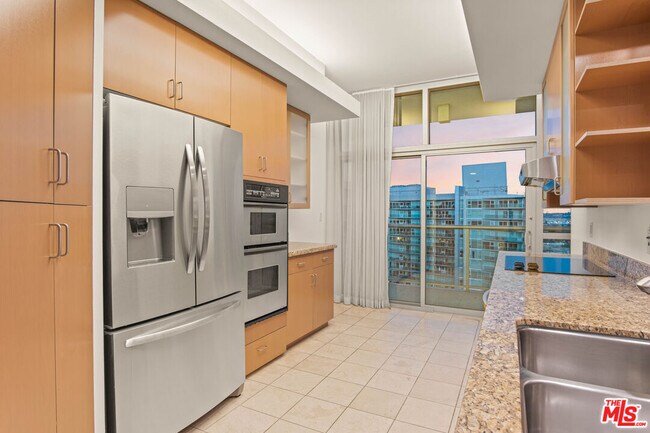 Building Photo - 13700 Marina Pointe Dr