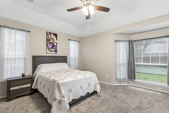 Building Photo - 2205 Kittyhawk Dr