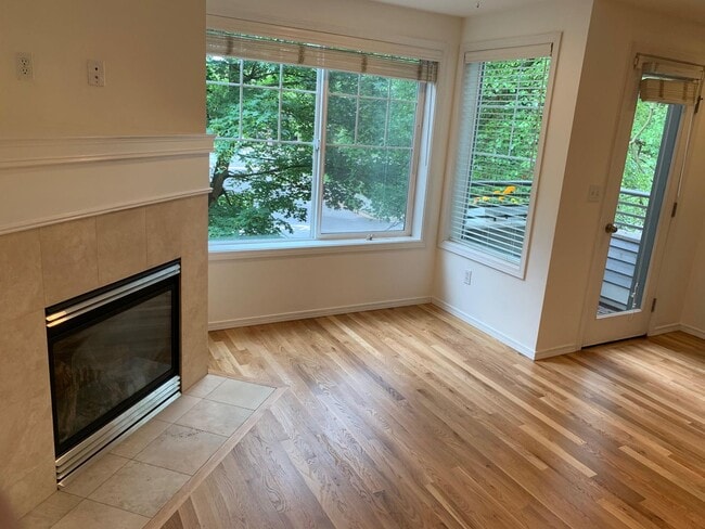 Building Photo - In the heart of Green Lake 3 bed 2.5 bath townhome for rent