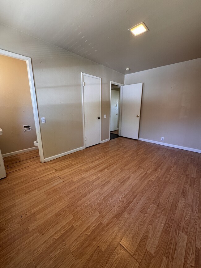 Building Photo - 1520 Roanoke Dr
