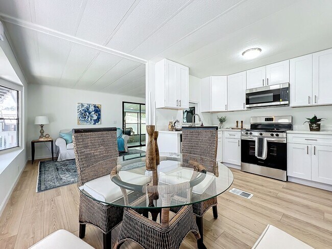 Building Photo - Gorgeous fully remodeled 2-Bedroom, 2 Bath...
