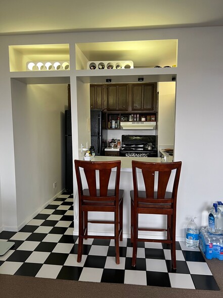 Kitchen Nook - 4343 N CLARENDON Ave
