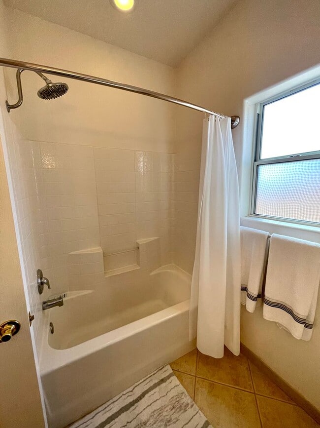 Building Photo - Large 2 Bedroom Home off the Parkway!