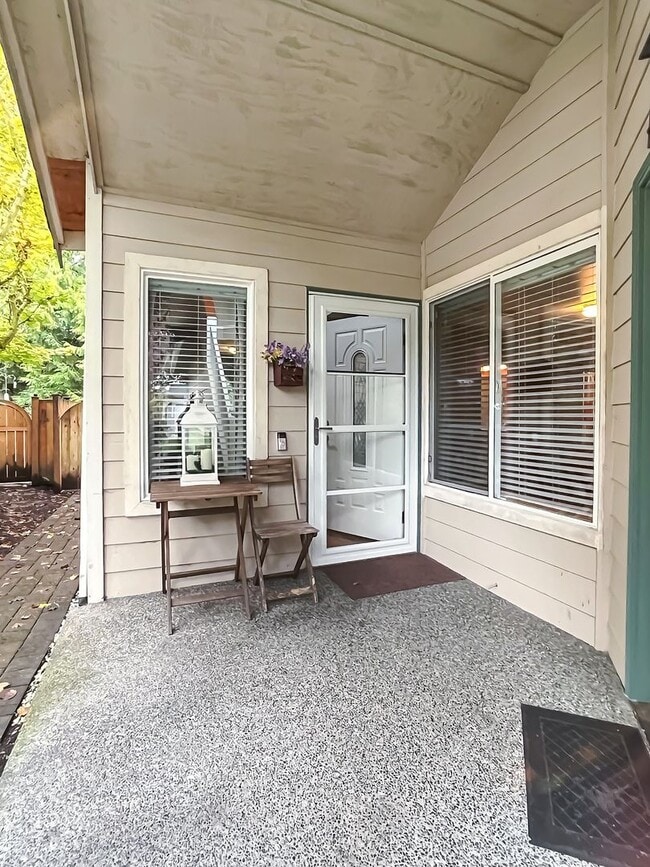Building Photo - 3 bed/2bath Spacious Home with Soaring Cei...