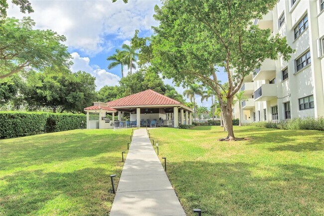 Building Photo - 3200 Port Royale Dr N