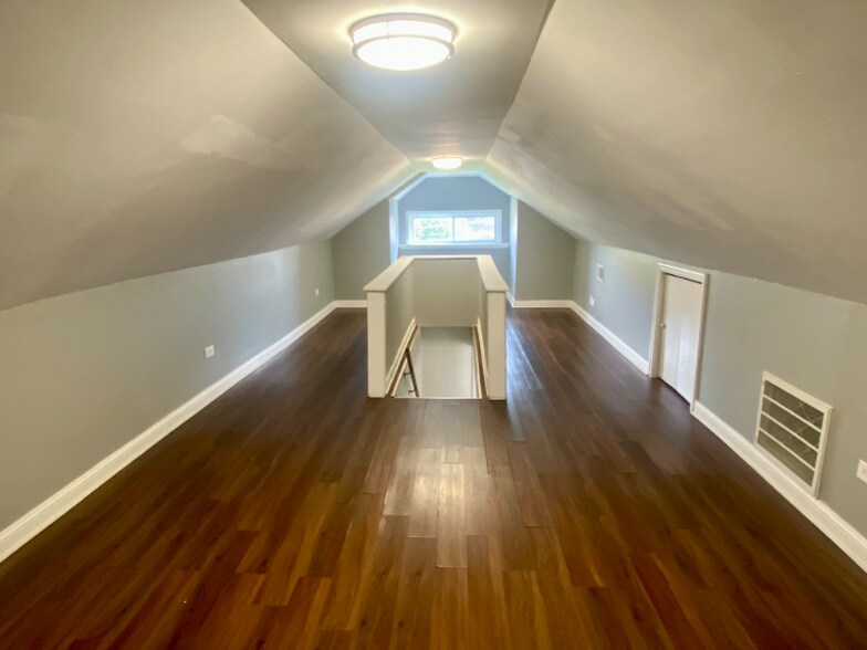 Building Photo - 5639 S Fairfield Ave