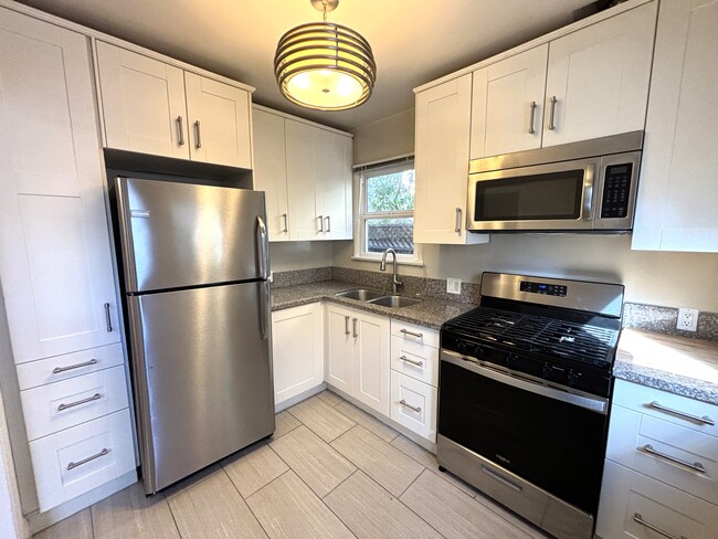 Building Photo - 10620 Holman Ave