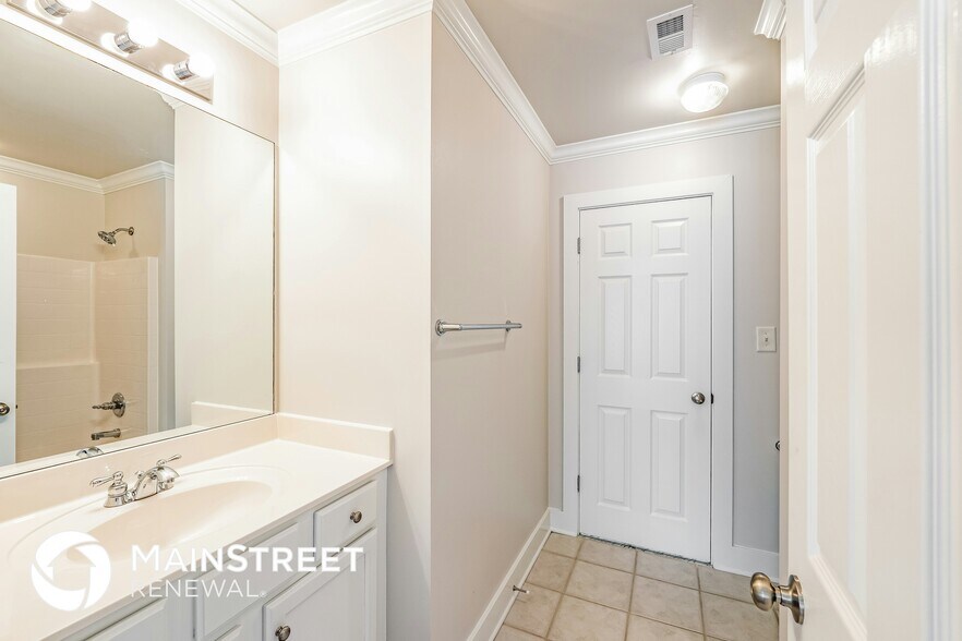 Building Photo - 6229 S Clubview Cir
