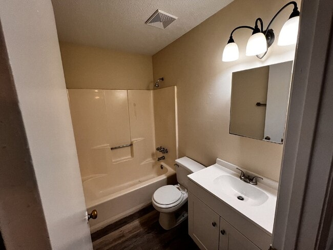 Building Photo - Apartment for Rent