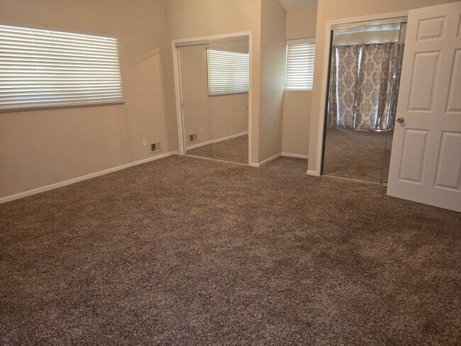 Building Photo - 1460 Gravel Ridge Dr
