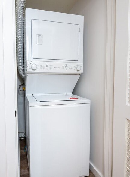 Building Photo - 1070 S Bedford St