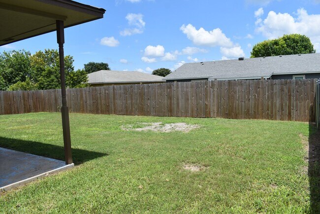Building Photo - 2900 Cinco Dr