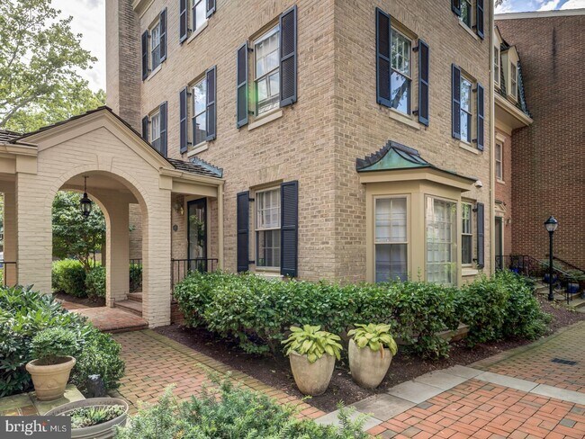 Building Photo - 4354 Westover Pl NW