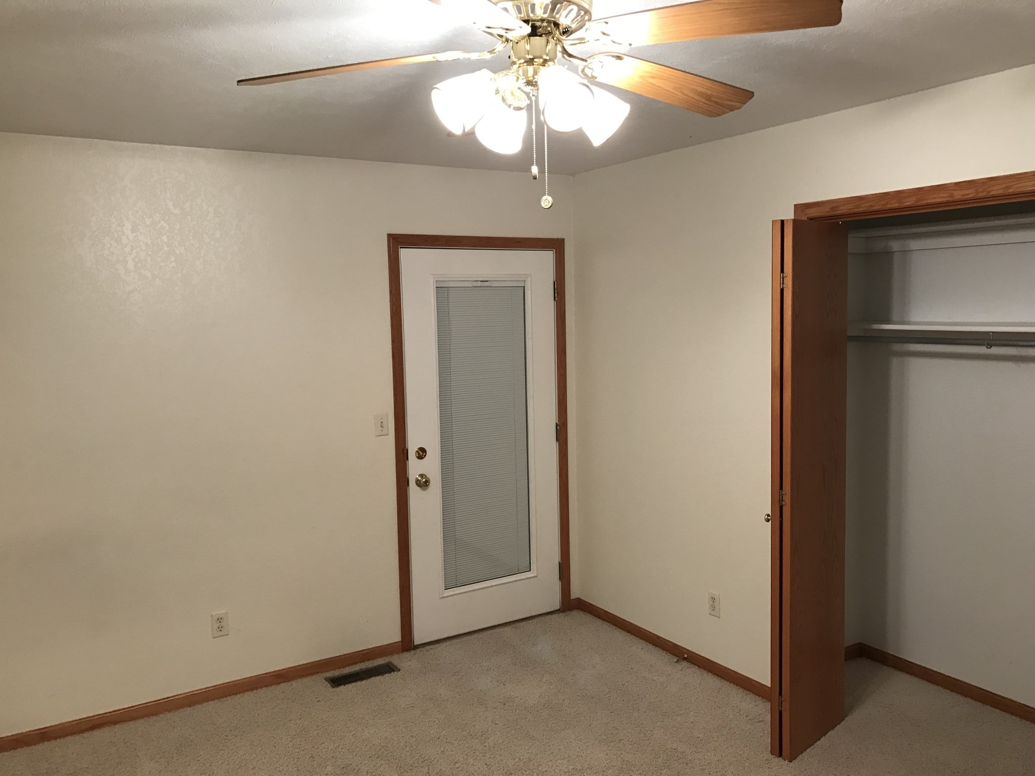 Main Floor Bedroom - 1800 E Comanche St