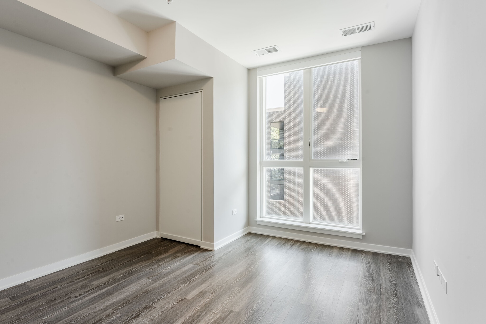 Building Photo - 301 W North Ave