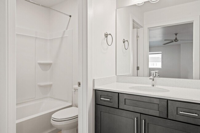 Building Photo - Beautiful 4 bedroom, 3.5 bathroom twin home in St George!