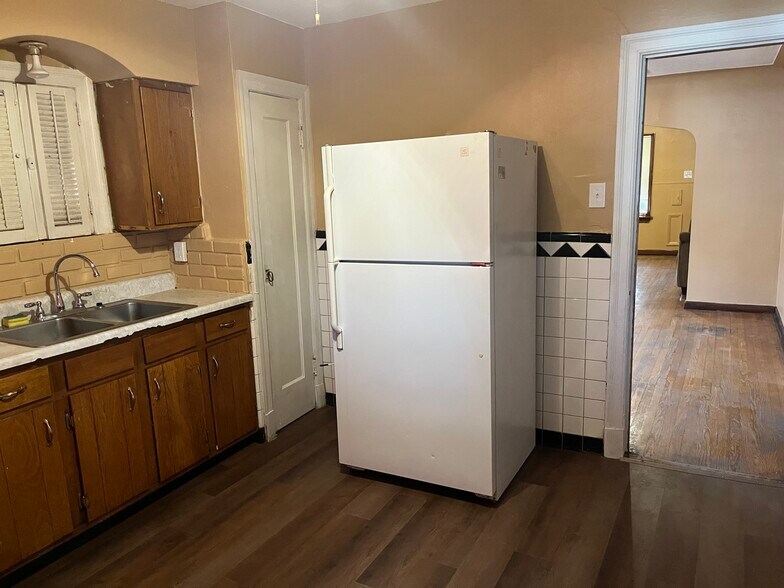 Kitchen - 5919 Dressell Ave