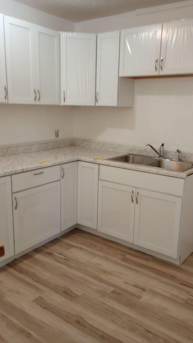 Building Photo - 1802 E 3rd St