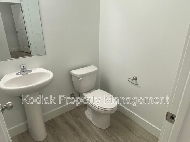 Building Photo - 1087 N 1840 W