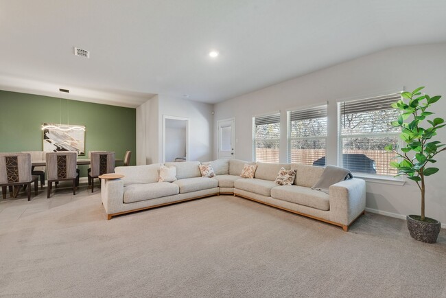 Building Photo - Amazing 4 Bed, 2 Bath Rental Ready for New...