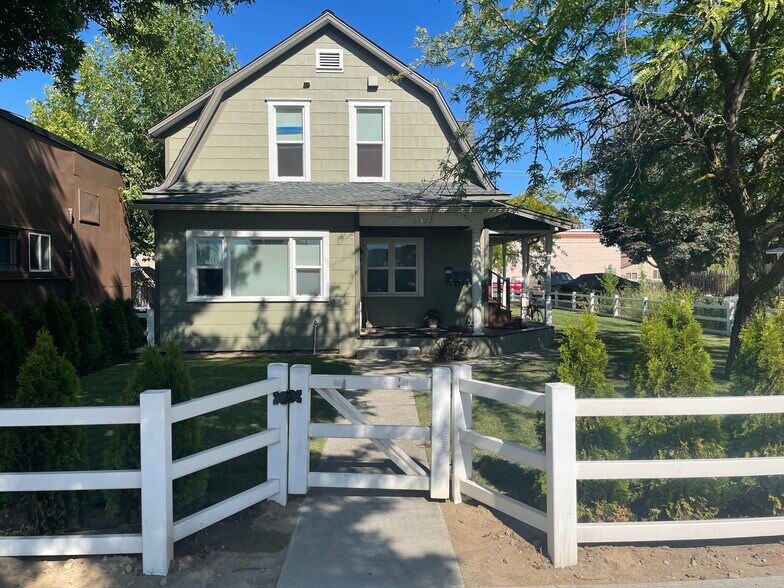 4plex front view - 203 S Division St