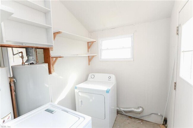 Building Photo - Hampton Duplex 2bed 1 bath