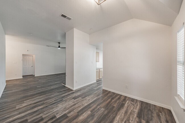 Building Photo - 1214 Hardisty Dr