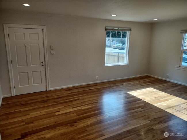 Building Photo - 6815 Lower Ridge Rd