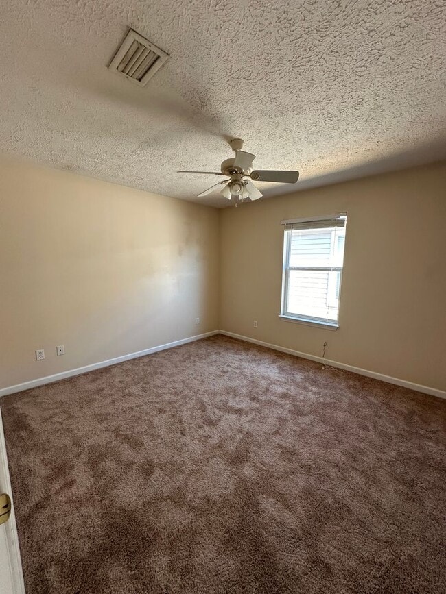 Building Photo - 3 Bed 2 Bath located in the Palm Cove Gated Community!