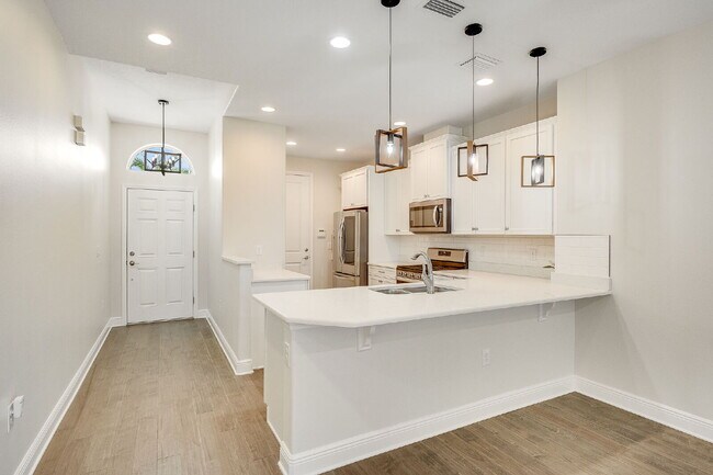 Building Photo - Loren Cove Villa