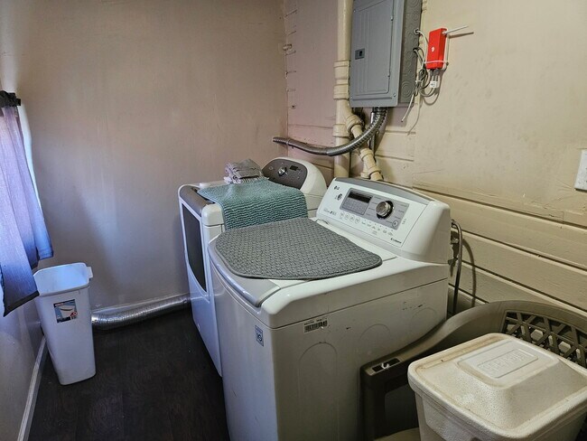 Building Photo - 820 Jackson St