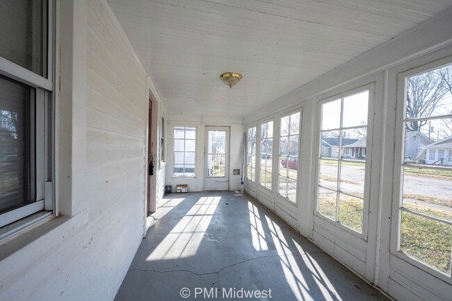 Building Photo - "Charming 2-Bed Home with Gleaming Hardwoo...