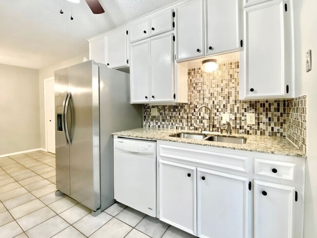 Building Photo - Modern Comfort Meets Prime Location in West Highlands