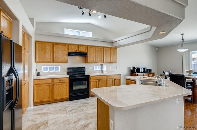 Building Photo - Beautiful 4 bedroom 3.5 bathroom single fa...