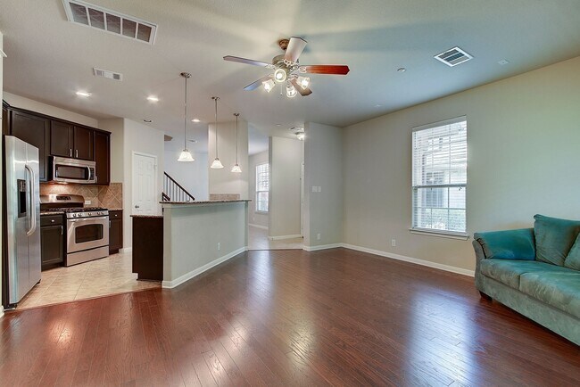 Building Photo - Immaculately Maintained 2/2.5 Townhome In ...