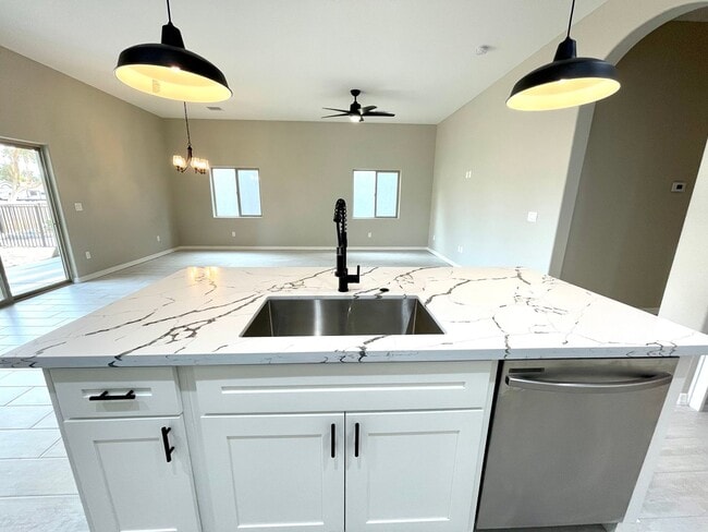 Building Photo - Beautiful 3 Bedroom Home on Desert Lakes Golf Course!