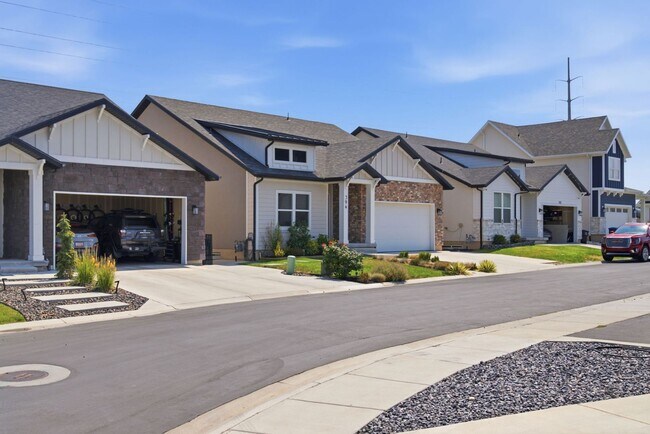 Building Photo - Modern 2022 Kaysville Rambler with 3 Bedrooms