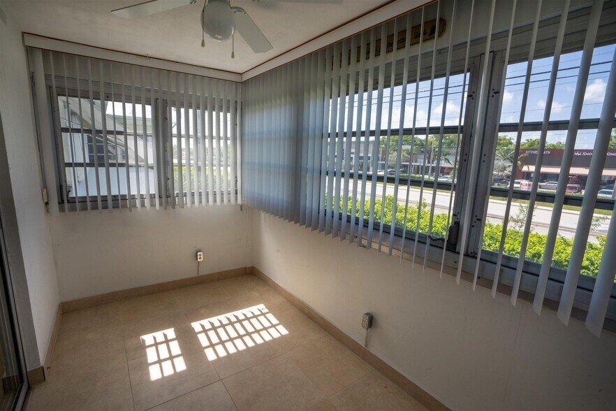 Building Photo - 1113 Lake Ter